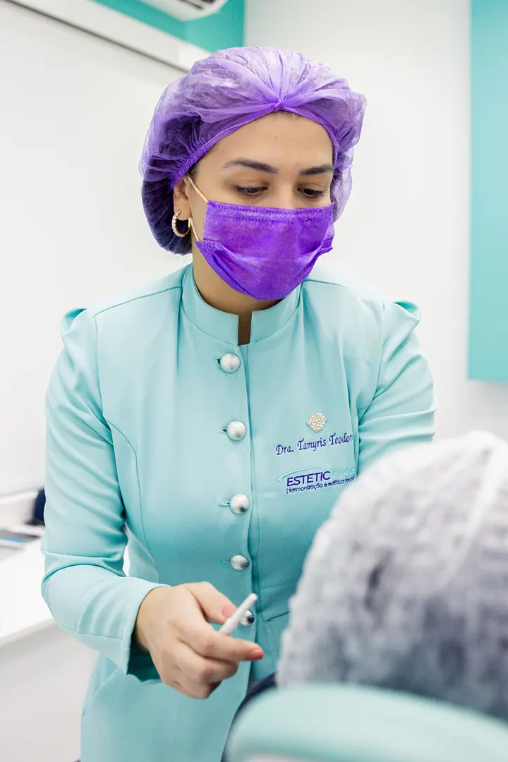 Equipe da Clínica Médica e Estética Estetic Face Águas Claras realizando procedimento com supervisão médica